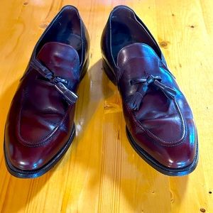 These are Johnson and Murphy tassel dress loafer, they are  size 9 men’s us .